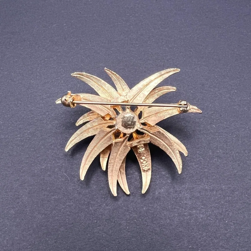 Vintage‎ Brooch Gold Tone Textured Flower Faux Pearl Signed Brooks